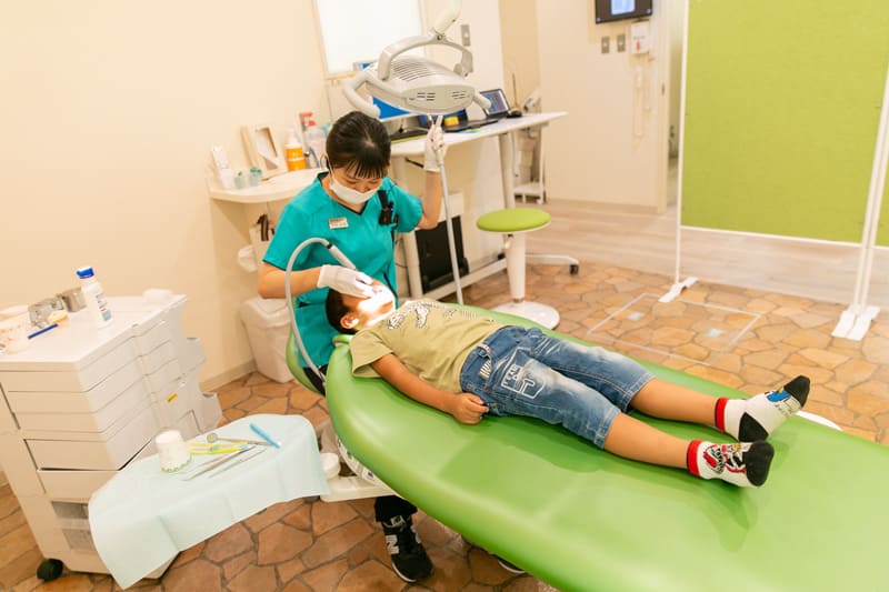 高知県　高知市　アポロニア歯科クリニック　お子さまが安心できる開けた診療台